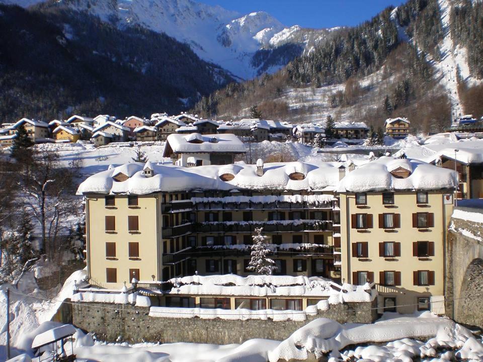 um edifício com neve em cima em Hotel Tavernier em Courmayeur