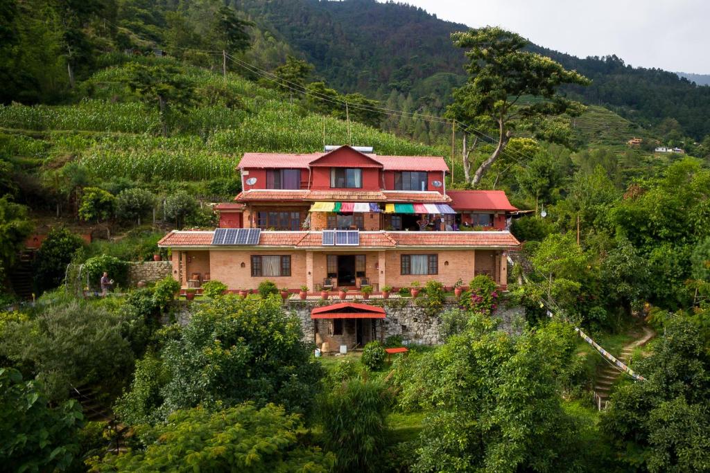 una casa al lado de una colina en Shivapuri Heights Cottage en Katmandú