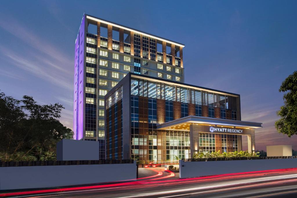 una representación de un edificio alto por la noche en Hyatt Regency Thrissur, en Trichūr