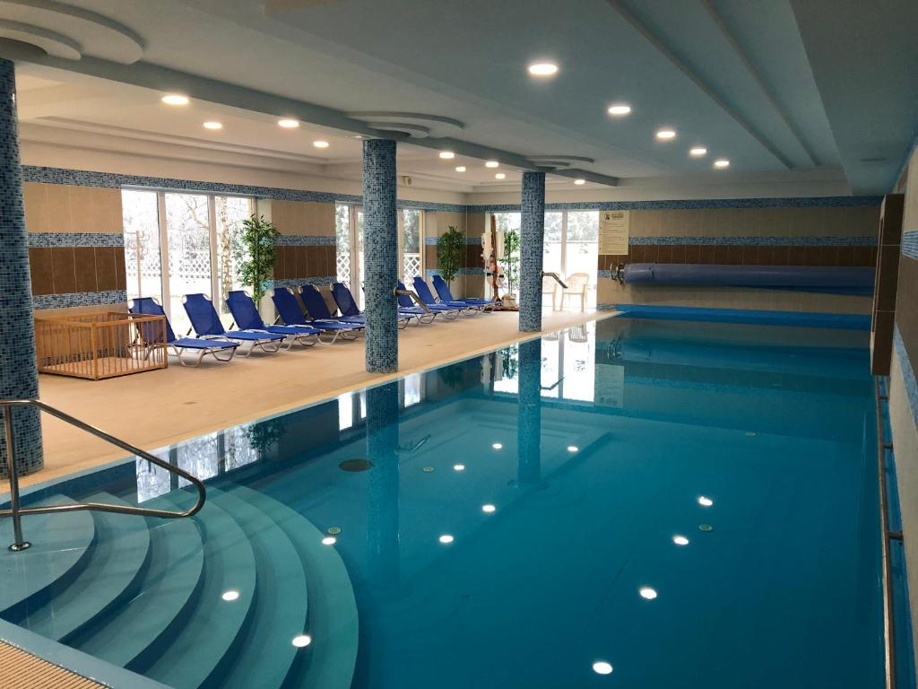 Piscina a Mátyás Király Gyógy- és Wellness Hotel o a prop