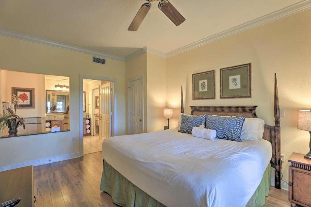 um quarto com uma grande cama branca com almofadas azuis em Golf Resort Condo, Reunion Resort em Kissimmee