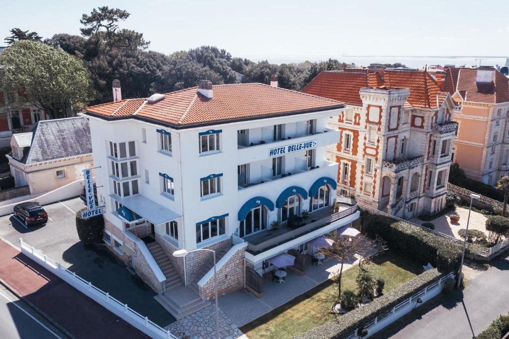 una vista aérea de un edificio blanco con torreta en Hotel Belle Vue Royan en Royan