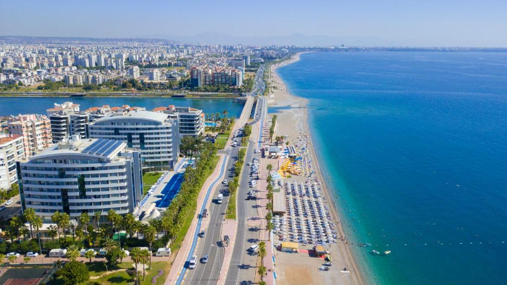 una vista aérea de la playa y del océano en Porto Bello Hotel Resort & Spa en Antalya