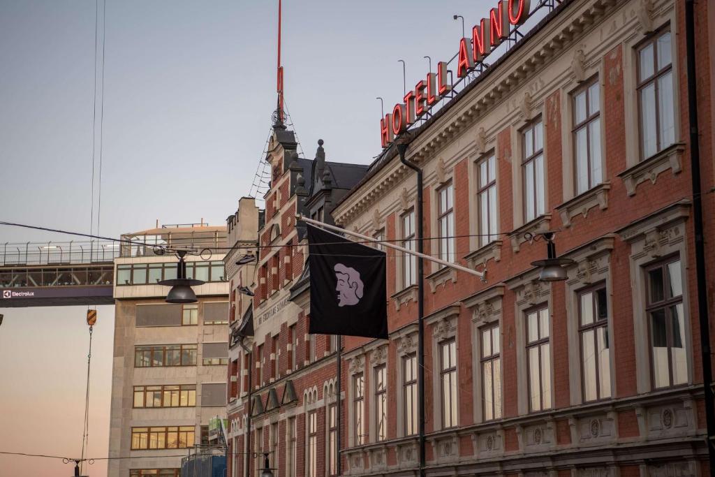 een vlag aan de zijkant van een gebouw bij Hotel Frantz, WorldHotels Crafted in Stockholm