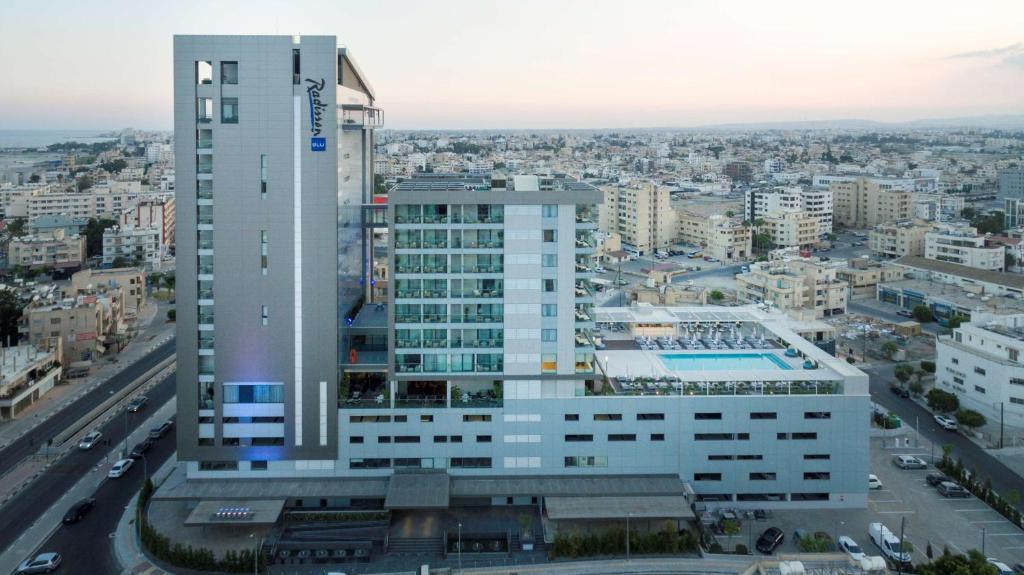 Baseinas apgyvendinimo įstaigoje Radisson Blu Hotel, Larnaca arba netoliese