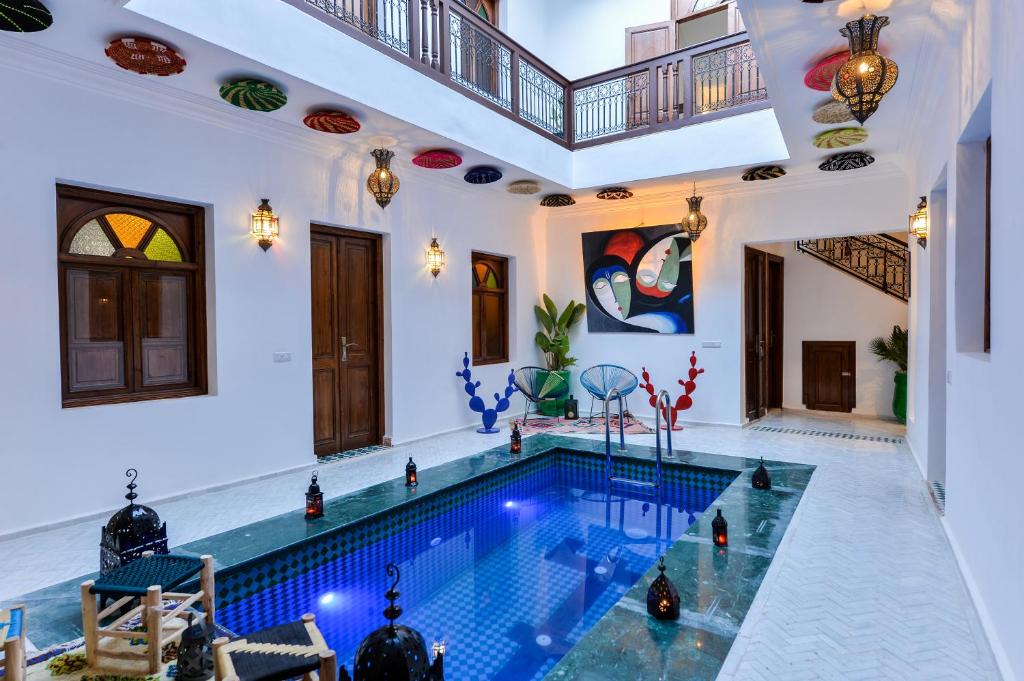 Casa De Marrakech Riad Guest House tesisinde veya buraya yakın yüzme havuzu