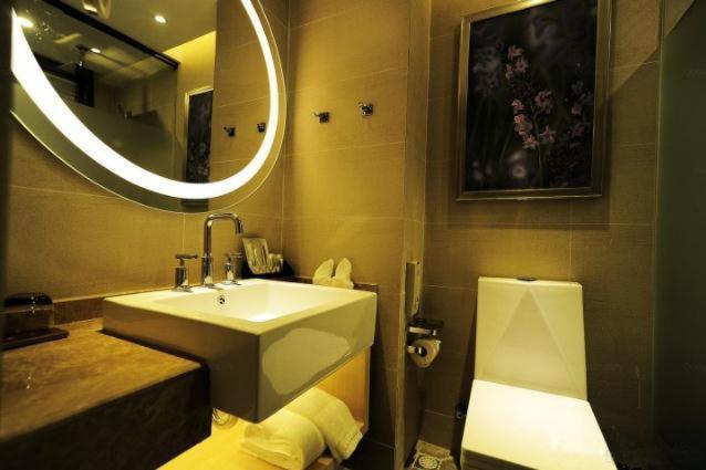 貴陽市にあるLavande Hotel Guiyang Huaguoyuan Shopping Mallのバスルーム(洗面台、鏡、トイレ付)