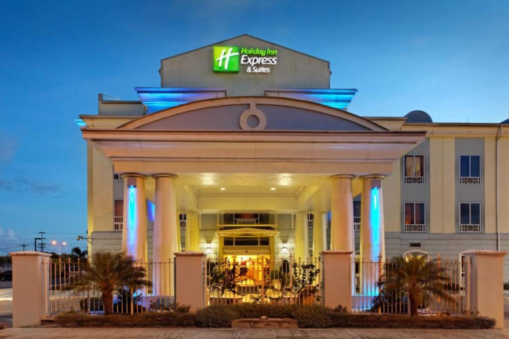 Fasada ili ulaz u objekat Holiday Inn Express Trincity, an IHG Hotel