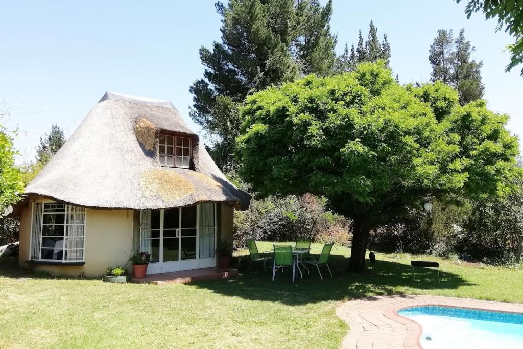 Cottage con tetto in paglia e piscina. di Clarens socialites, Thatch Cottage #1 a Bethlehem