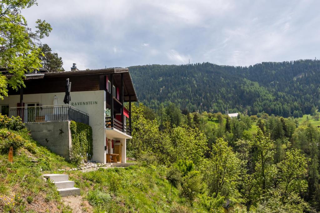 un edificio junto a una colina con árboles en Chalet Ravenstein, en Fiesch