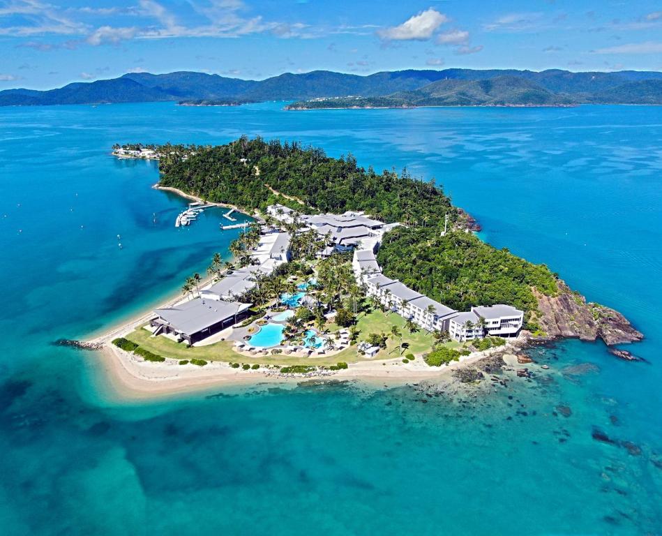 una vista aérea de una isla en el océano en Daydream Island Resort en Daydream Island