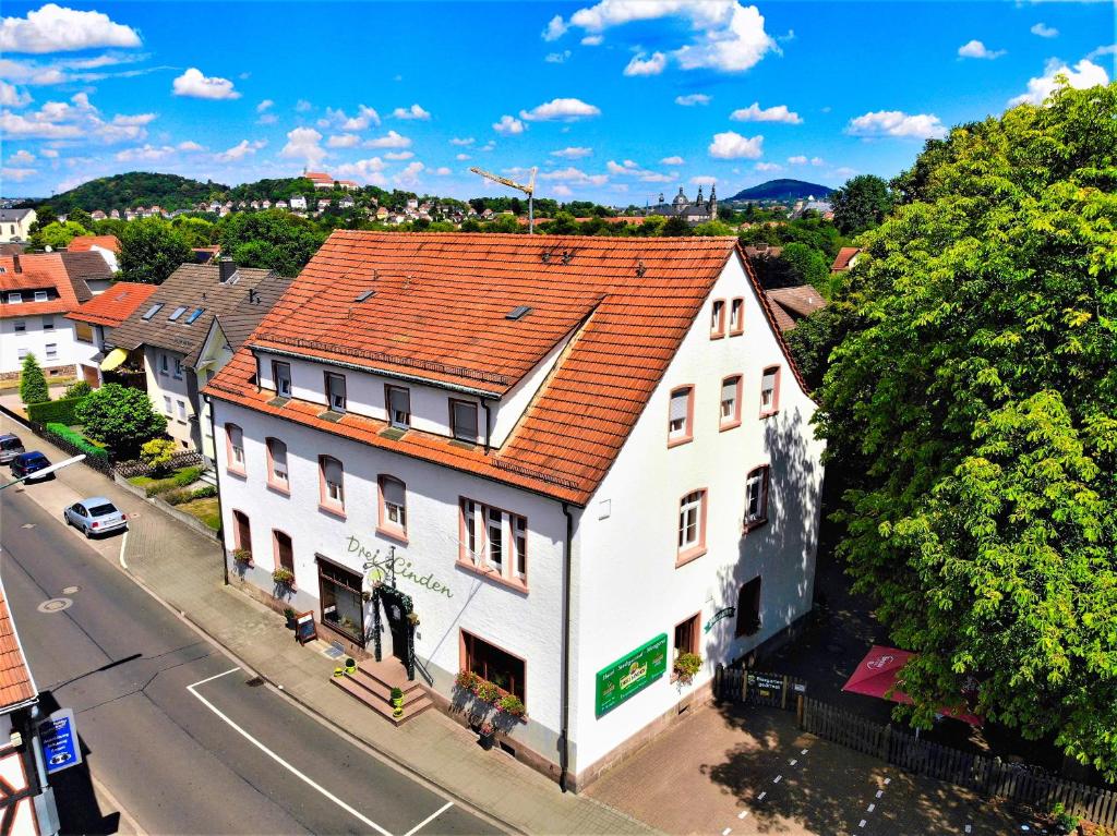 una vista sul soffitto di un edificio bianco con tetto rosso di Hotel Gasthof Metzgerei Drei Linden a Fulda