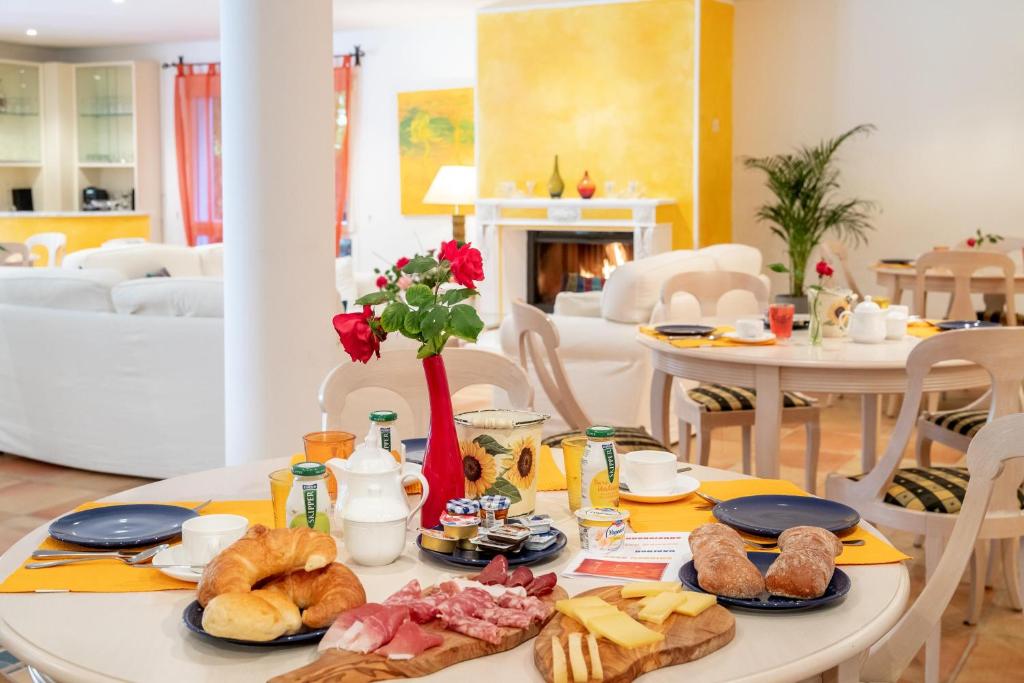 - une table avec du pain et des viennoiseries dans l'établissement Hotel al Ponte Antico, à Intragna