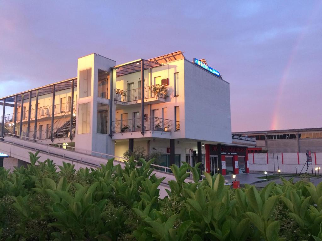 Ein Gebäude mit einem Regenbogen am Himmel in der Unterkunft Hotel Bed&Business in San Giovanni Teatino