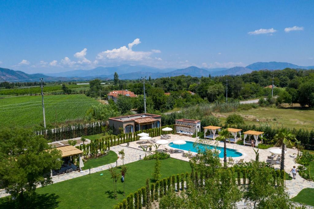 - une vue aérienne sur un complexe avec une piscine dans l'établissement Zigo's Hotel, à Muğla