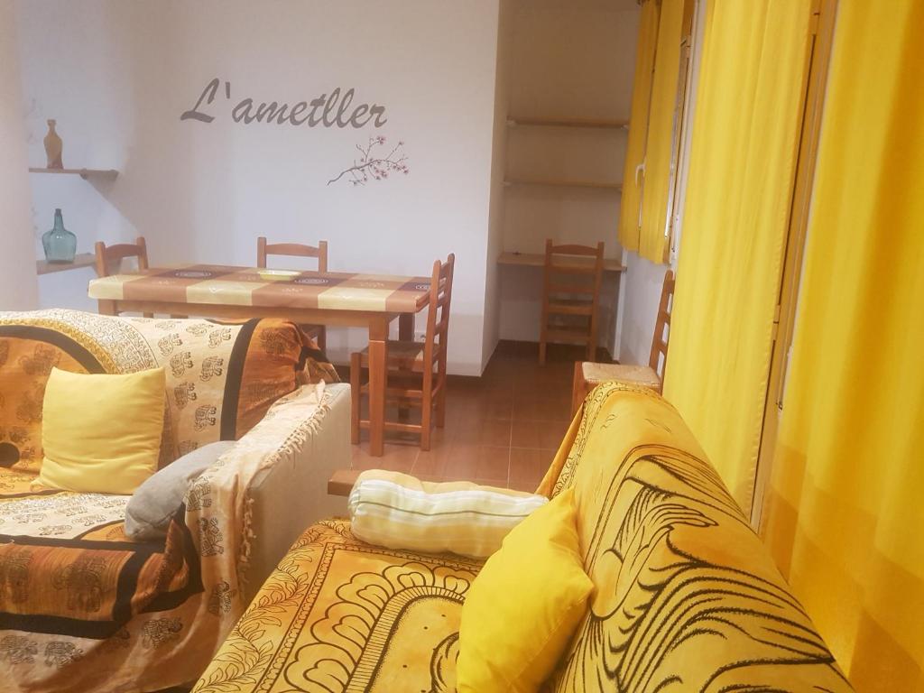 uma sala de estar com dois sofás e uma mesa em Can Panxeta em Pallaresos