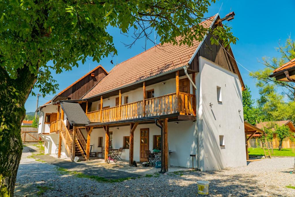 eine Außenansicht eines Hauses mit einer Terrasse in der Unterkunft Farma Zelená Ruža in Kľačno