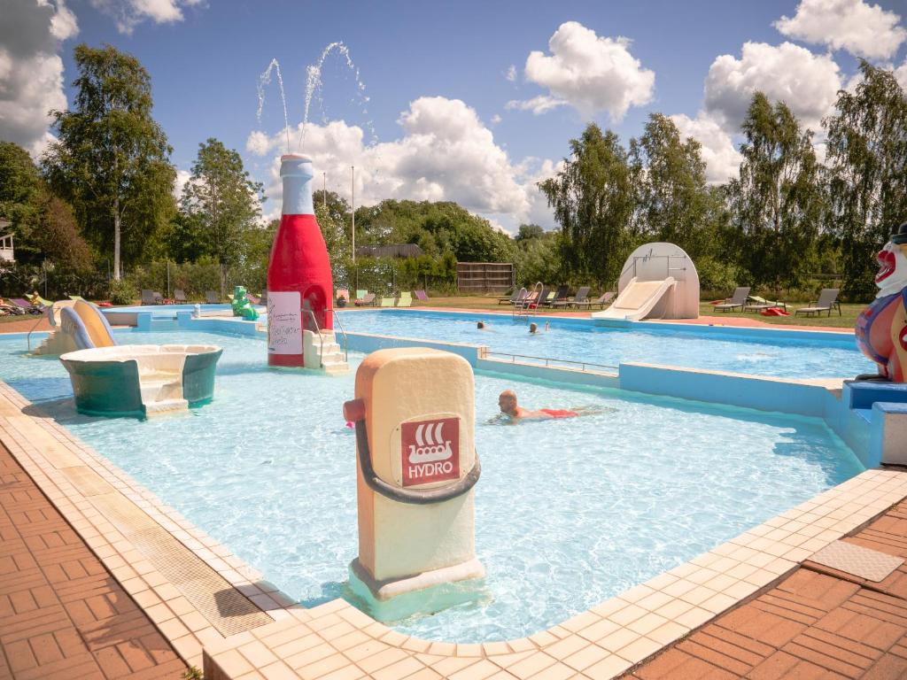 The swimming pool at or close to Björkbackens Stugby i Vimmerby