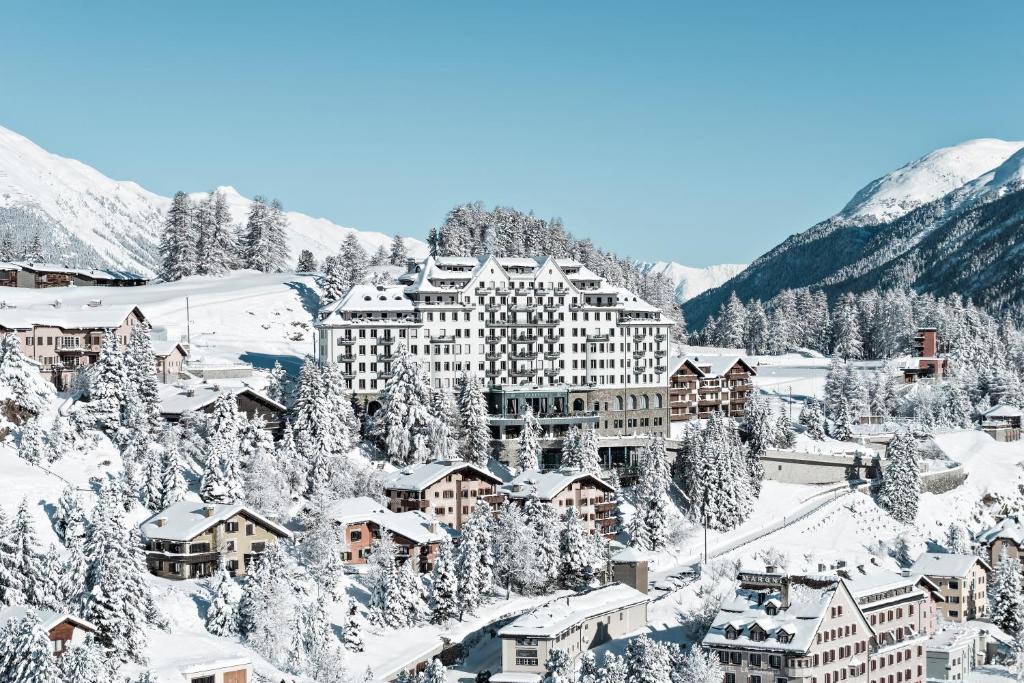 un complejo en las montañas cubierto de nieve en Carlton Hotel St Moritz - The Leading Hotels of the World en St. Moritz