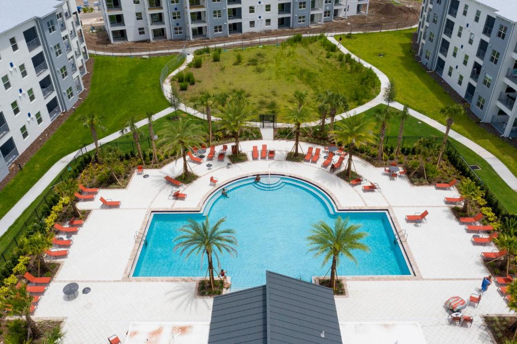 Piscina a Gorgeous Two Bedroom Apto Close to Disney 306 o a prop