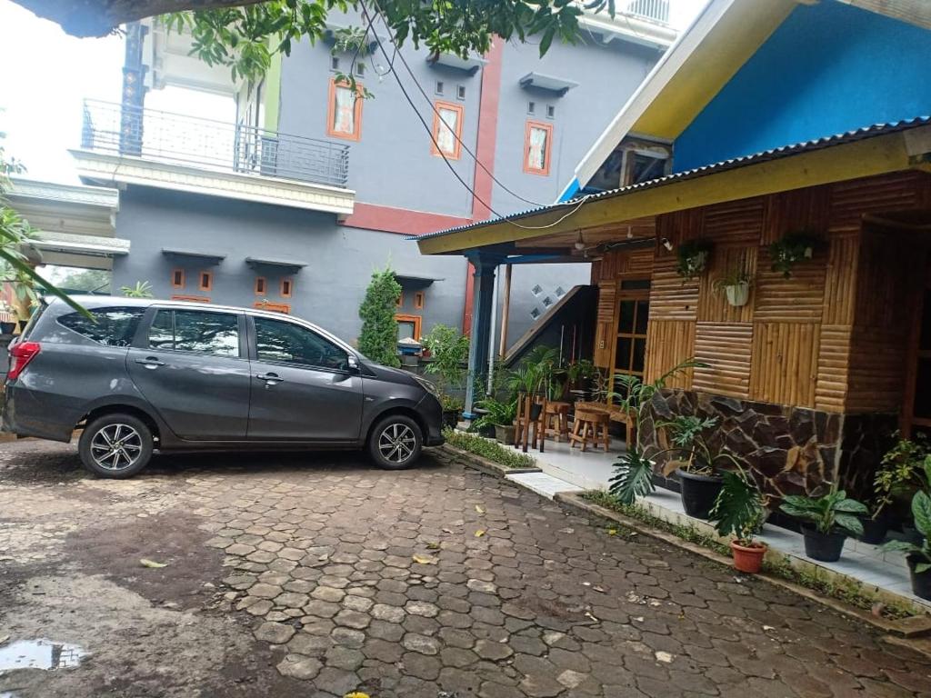 une voiture garée devant un bâtiment dans l'établissement Budhis Home, à Bromo