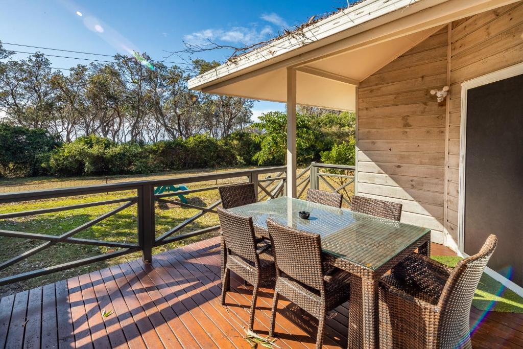 d'une terrasse avec une table et des chaises. dans l'établissement Ingenia Holidays Bonny Hills, à Bonny Hills