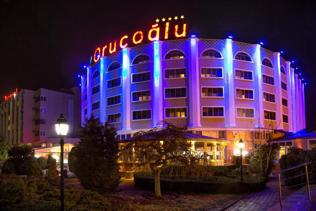 un bâtiment d'hôtel avec un panneau éclairé dans l'établissement Afyon Orucoglu Thermal Resort, à Afyon