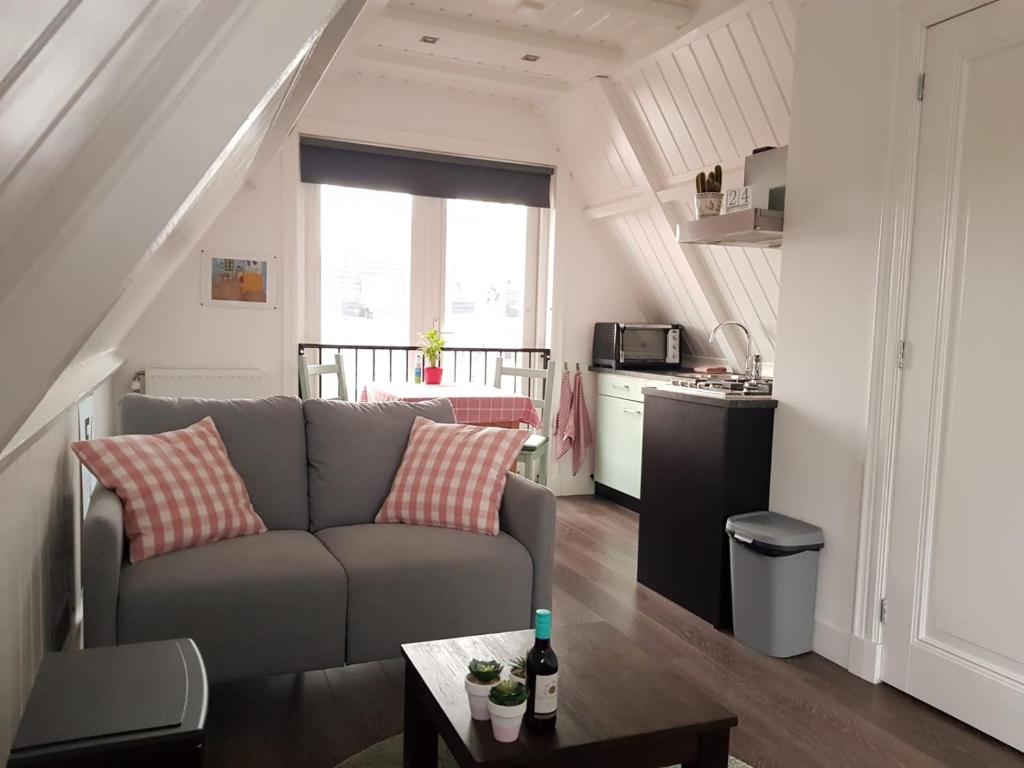 - un salon avec un canapé et une table dans l'établissement B&B Alkmaars Toppunt, à Alkmaar