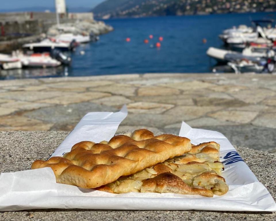 kanapkę siedzącą na stole obok wody w obiekcie Soffio Di Mare w mieście Camogli