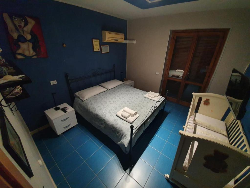 um pequeno quarto com uma cama e uma escada em Il rifugio dell’arte em Agropoli