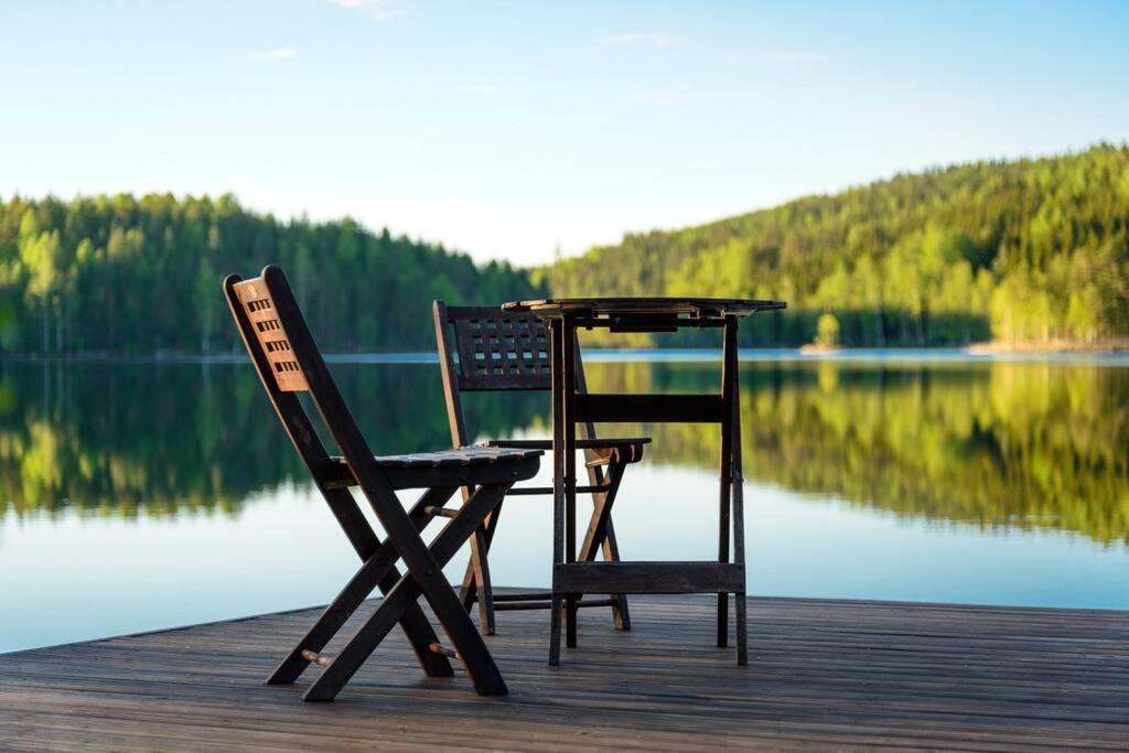 un tavolo e due sedie seduti su un molo di Vuorijärvi cottage a Enonkoski