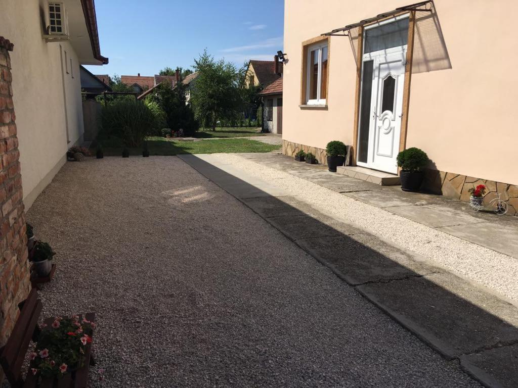 une allée vide devant une maison dans l'établissement Adél Apartman, à Sárvár