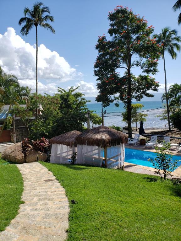 The swimming pool at or close to La Bella Suítes