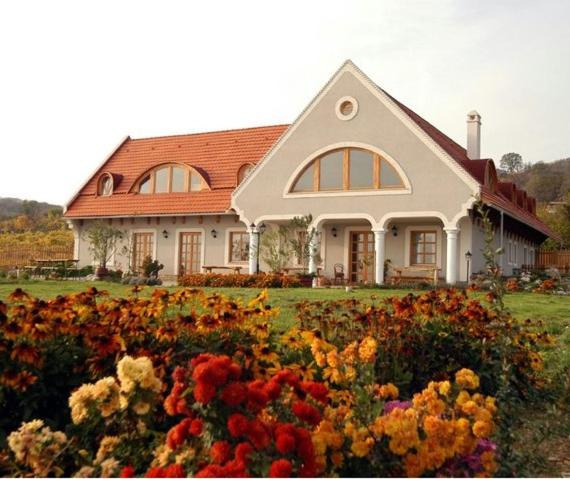 Κήπος έξω από το Koczor Winery & Guesthouse