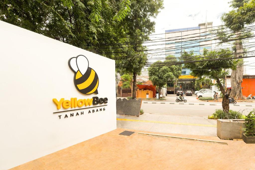 Un signe qui dit armée d'abeilles jaunes tamiami dans l'établissement Yellow Bee Tanah Abang, à Jakarta