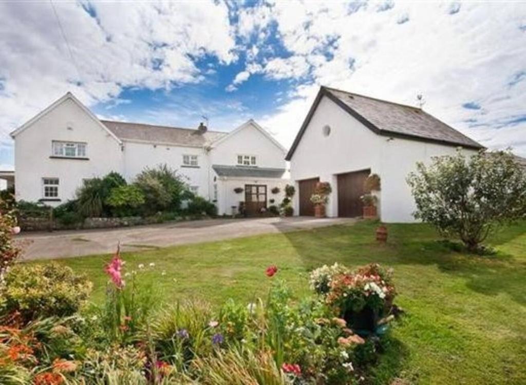 Kebun di luar 1-Bed Cottage on Coastal Pathway in South Wales