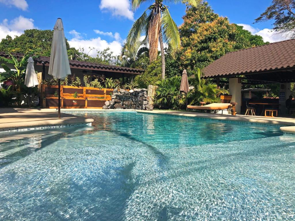 una grande piscina con ombrellone e piscina di Casa Swell Coronado A unique blend of luxury and nature in the hearth of Coronado a Playa Coronado