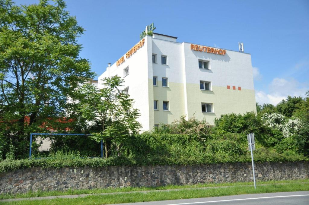 um edifício branco na berma de uma estrada em Hotel Reuterhof em Darmstadt