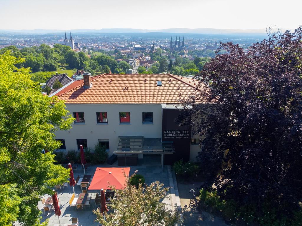 uitzicht op een gebouw met een dak bij Das Bergschlösschen in Bamberg