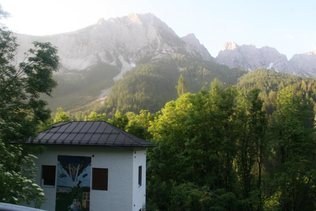 um edifício com vista para uma montanha em Dolomiti house em Cibiana