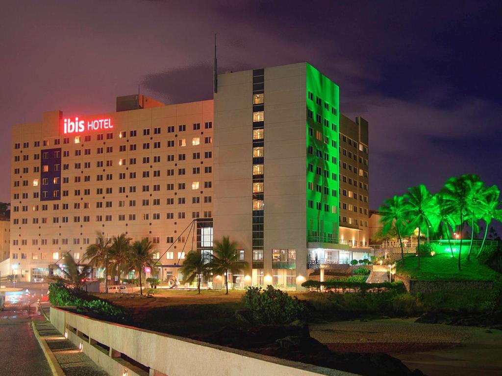 Ibis Salvador Rio Vermelho في سلفادور: مبنى عليه ضوء أخضر في الليل