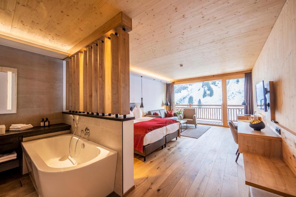 Llit o llits en una habitació de Damülser Hof - Wellness & Spa