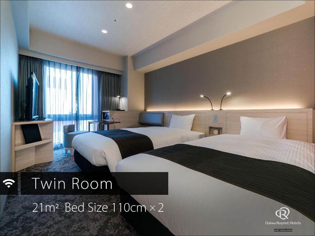 een hotelkamer met 2 bedden en een raam bij DEL style Fukuoka Nishinakasu by Daiwa Roynet Hotel - former Daiwa Roynet Hotel Fukuoka Nishinakasu in Fukuoka