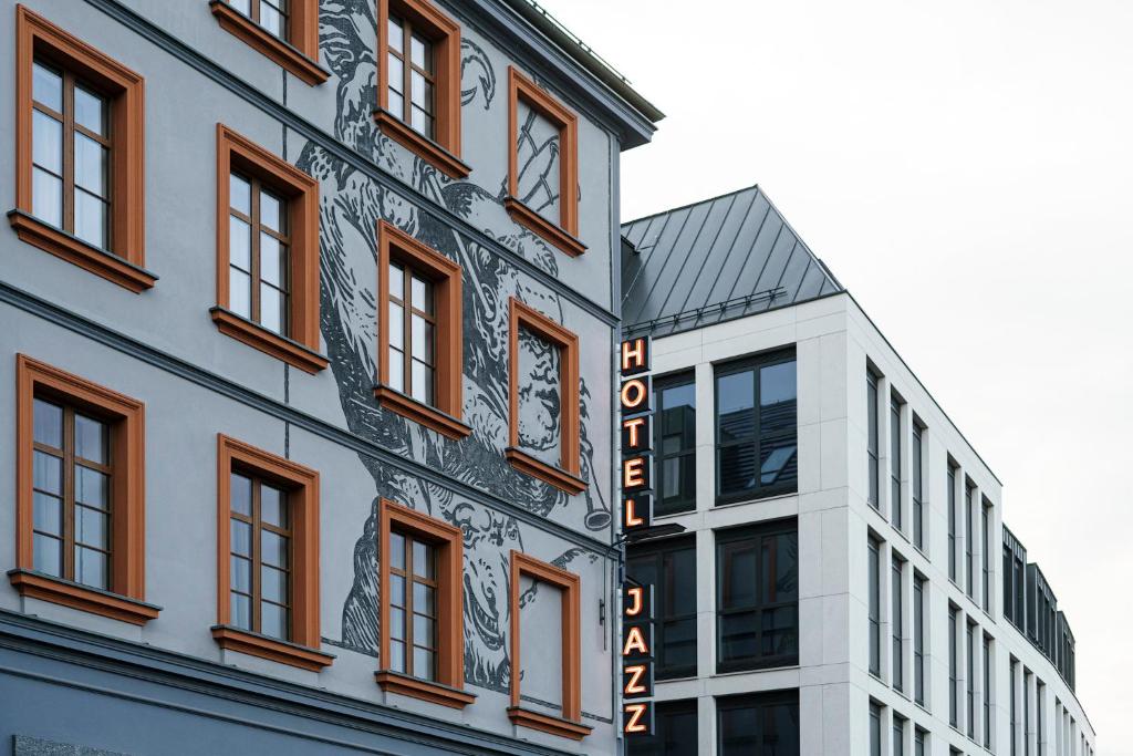 ein Gebäude mit einem Schild an der Seite in der Unterkunft Hotel Jazz Market Square Wroclaw in Breslau