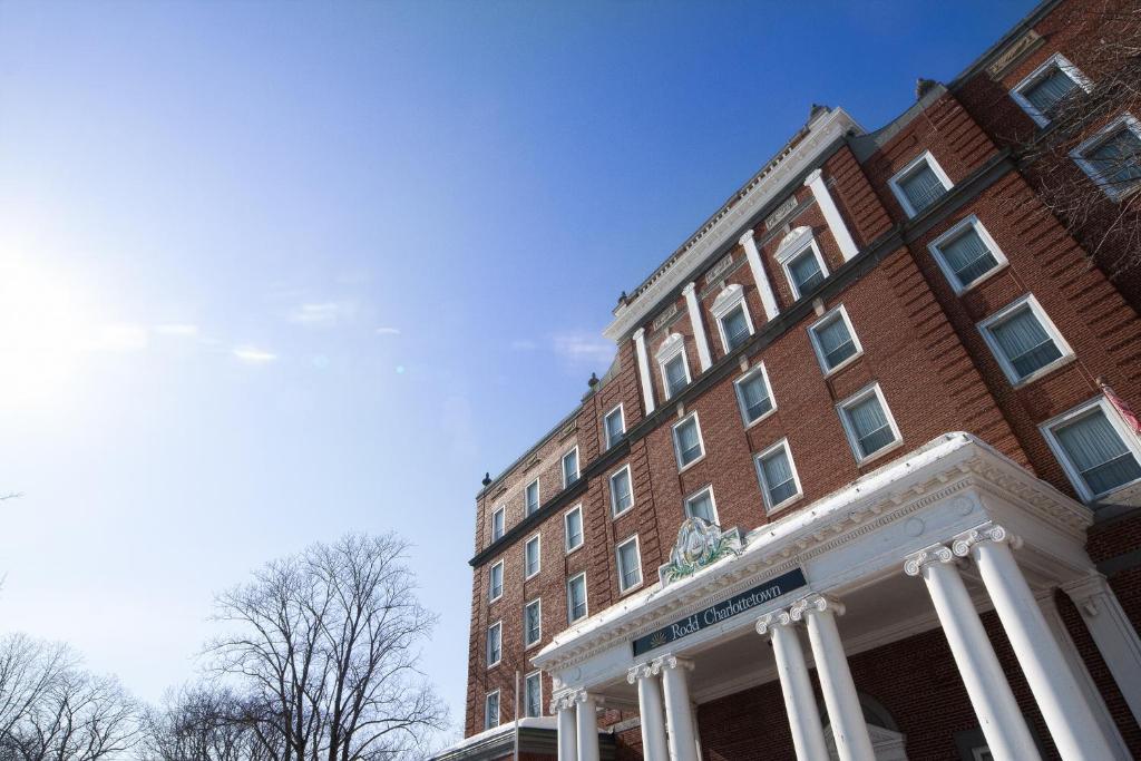 un grande edificio in mattoni con un palazzo di giustizia di Rodd Charlottetown a Charlottetown