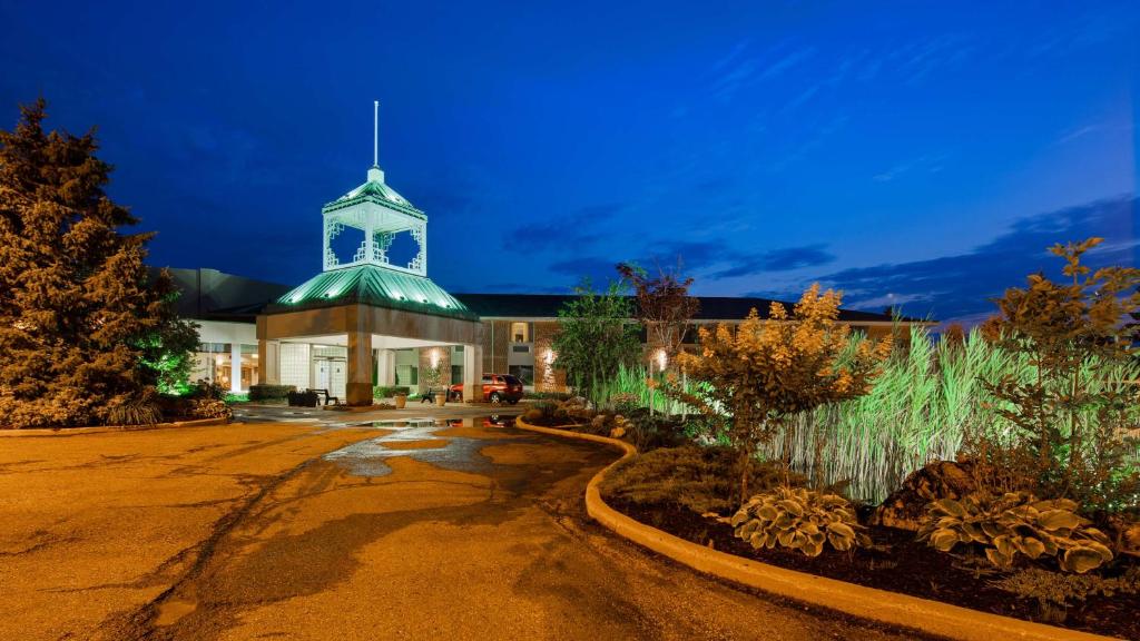 un edificio con una torre de reloj encima en Best Western Plus Stoneridge Inn & Conference Centre London Ontario en Londres