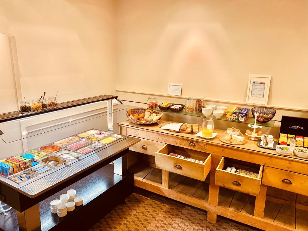 un buffet avec de nombreux types de nourriture différents dans l'établissement Hotel Prado, à Ostende