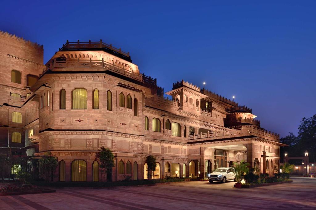 um edifício com um carro estacionado em frente em Radisson Jodhpur em Jodhpur