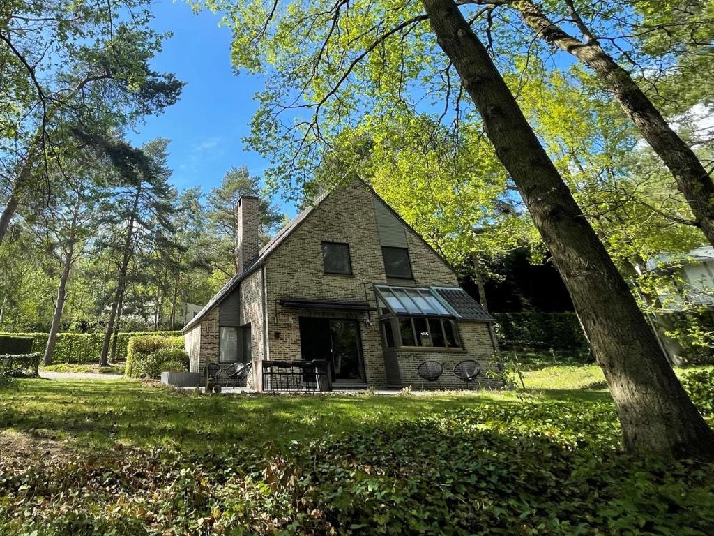 een oud stenen huis in het midden van een veld bij Sterrenheide in Heusden - Zolder