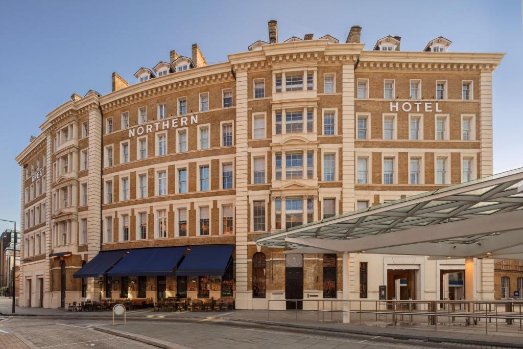 un gran edificio de ladrillo con un hotel en una calle en Great Northern Hotel, A Tribute Portfolio Hotel, London en Londres